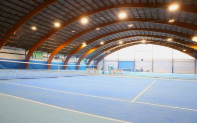 Terrain de tennis couvert